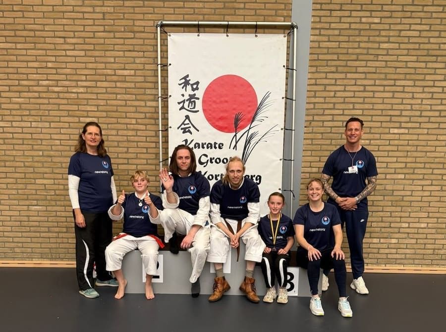 Het jeugdteam van Tomo no Kai met medailles na een wadowedstrijd