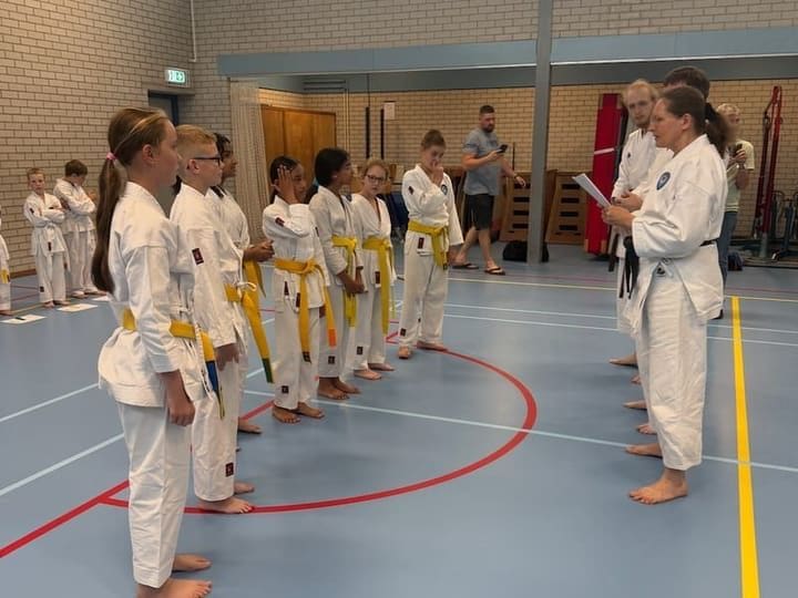 Sensei Rita spreekt de jeugdleden toe in de dojo