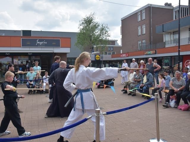 Demonstratie voor het publiek in de wijk
