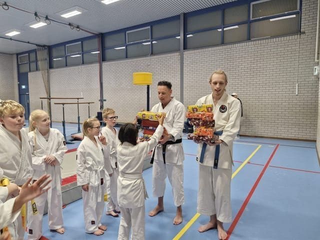 De jeugd met hun trainer na de les