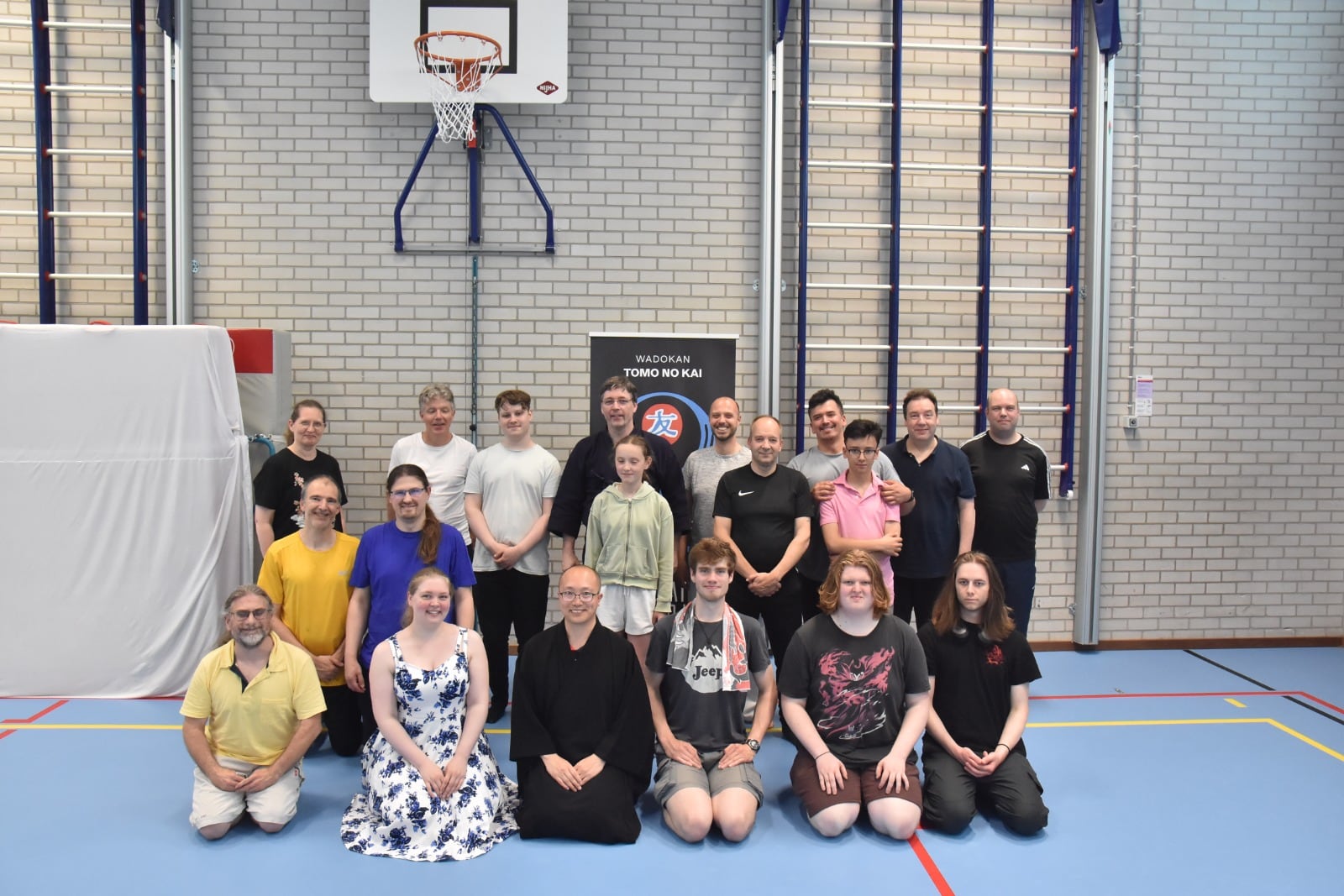 Groepsfoto van de deelnemers met Shinko Suzuki na afloop van de gastles