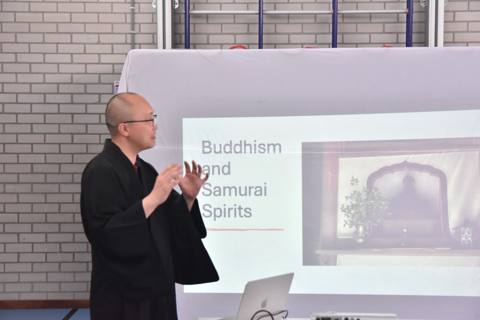 De Japanse priester Shinko Suzuki geeft zijn gastles voor de dia Buddhism and Samurai Spirits