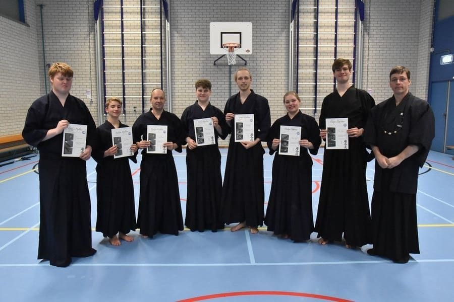 Iaidoka's van Tomo no Kai tonen hun diploma's na een geslaagd examen