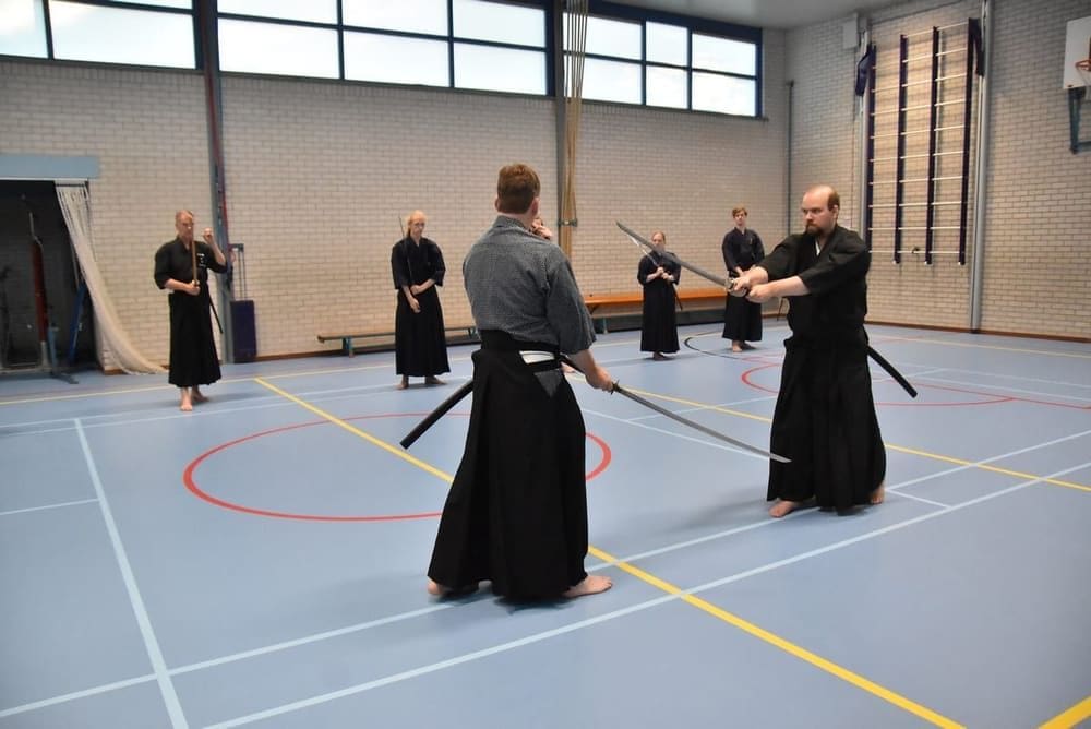 Iaido partneroefening tijdens de les bij Tomo no Kai
