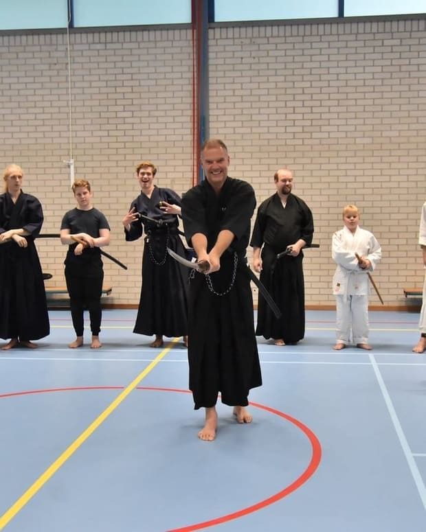 Sensei Mark Neijssel met getrokken zwaard tijdens de iaidoles