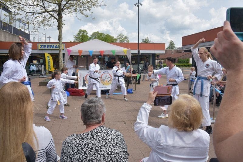 Demonstratie van Tomo no Kai bij winkelcentrum Buytenwegh