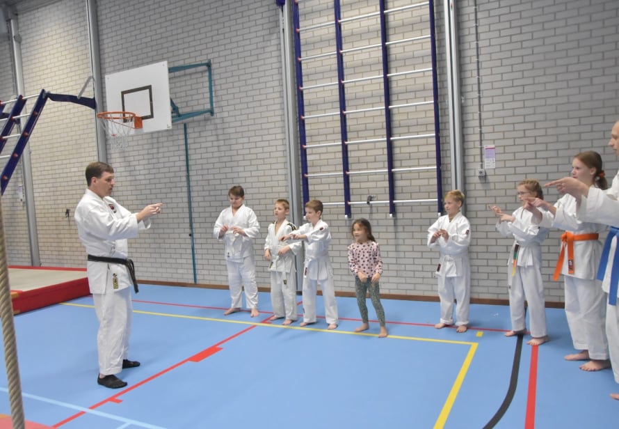 Sensei doet een afweertechniek voor aan de jeugdles in de dojo in Zoetermeer