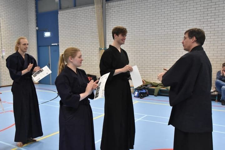 Iaidoka's ontvangen hun diploma na een geslaagd examen