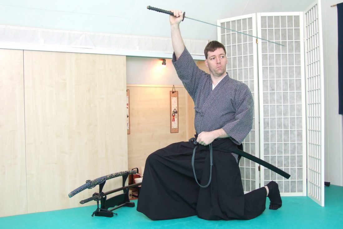 Mark Neijssel demonstreert een iaido-kata met getrokken zwaard