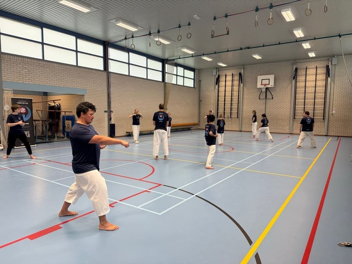 Het Tomoteam traint kata in de dojo van Tomo no Kai