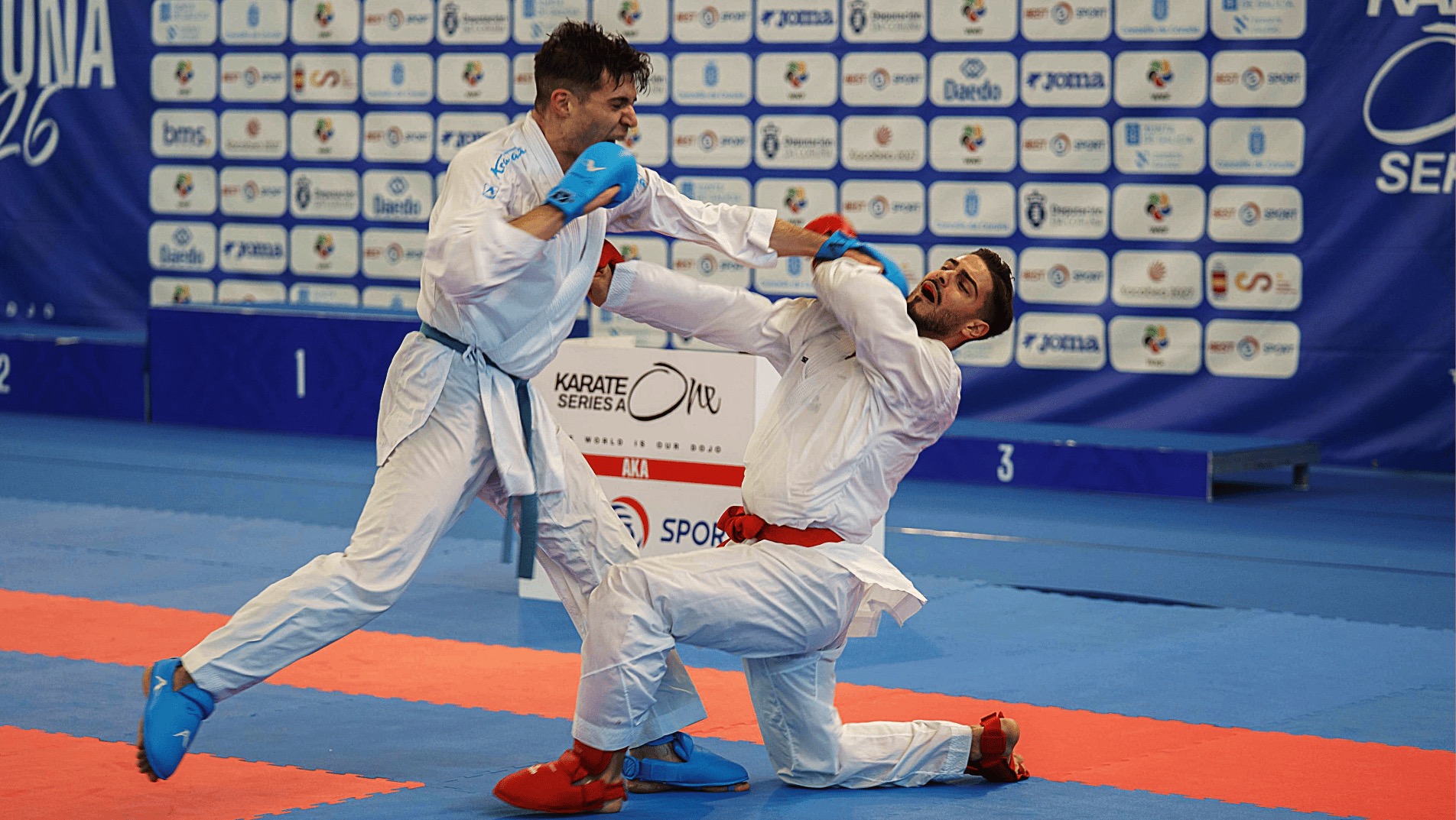 Kumitepartij op het Karate1-circuit: een vechter scoort met een hoge trap
