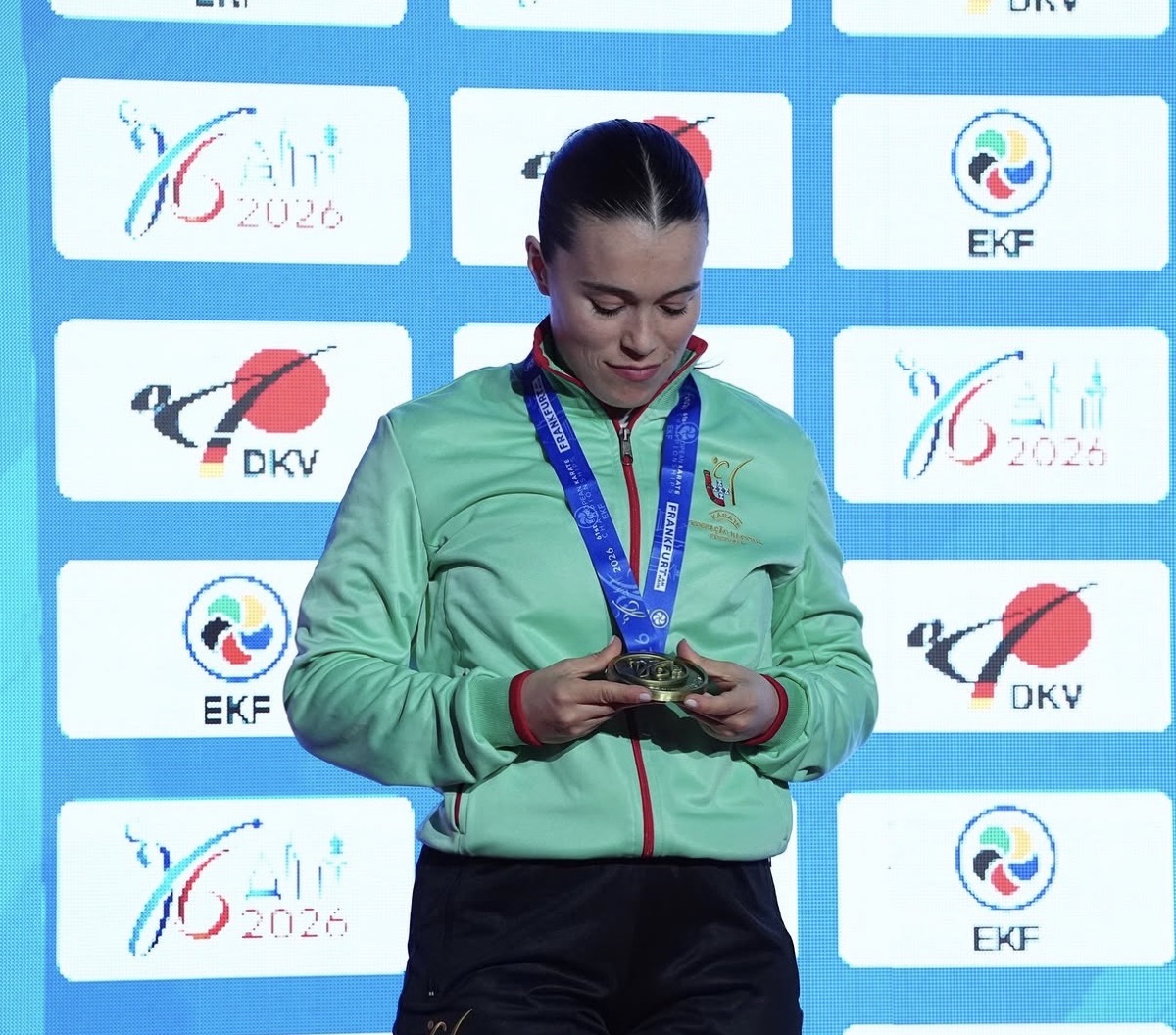 Een kampioene viert haar titel op het podium van het EK
