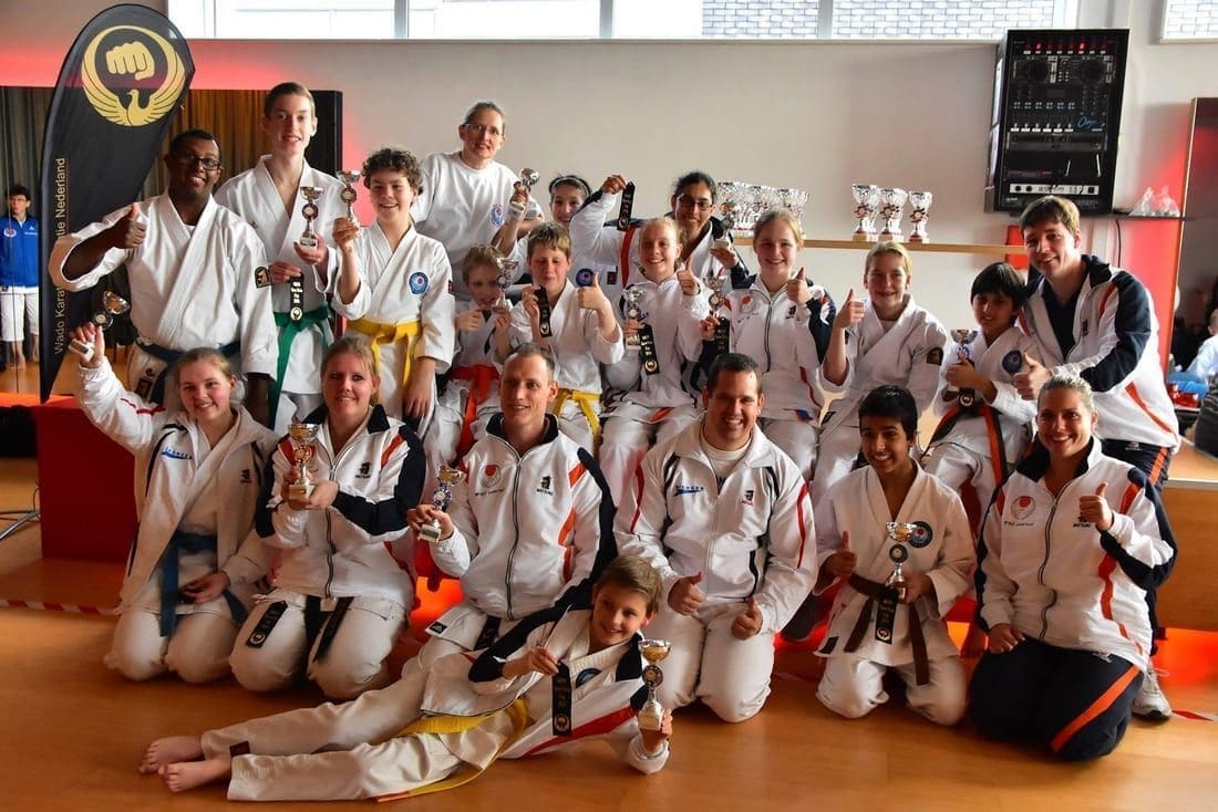 Het team van Tomo no Kai met bekers en medailles na een wadotoernooi